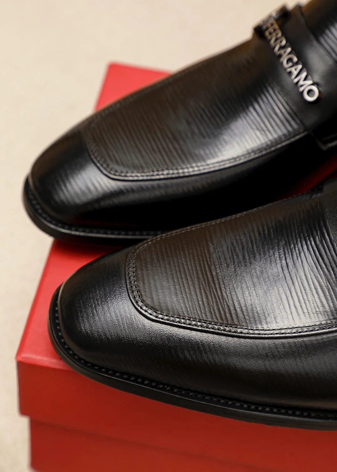 Men's shoes 💰460 💐 Product trademark: Ferragamo "Ferragamo" casual leather shoes Regular size: 38-44 (45.46🉑️customized) Product materials: Selected imported first-layer calfskin embossed upper + luxury hardware buckle, imported water-dyed cow leather lining. Strong three-dimensional visual effect, original outsole color: 1⃣️color optional